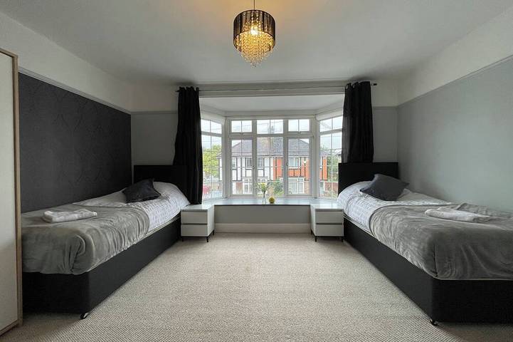 Luxurious Detached Holiday House Free Parking Airport Town Centre Railwaystation in Luton, Chiltern Hills