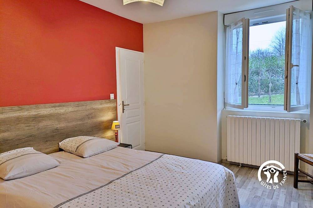 Gîte Champêtre avec Cheminée près de la Ferme – 3 Chambres, Wi-Fi, Randonnée en Mayenne in L'Huisserie, Mayenne