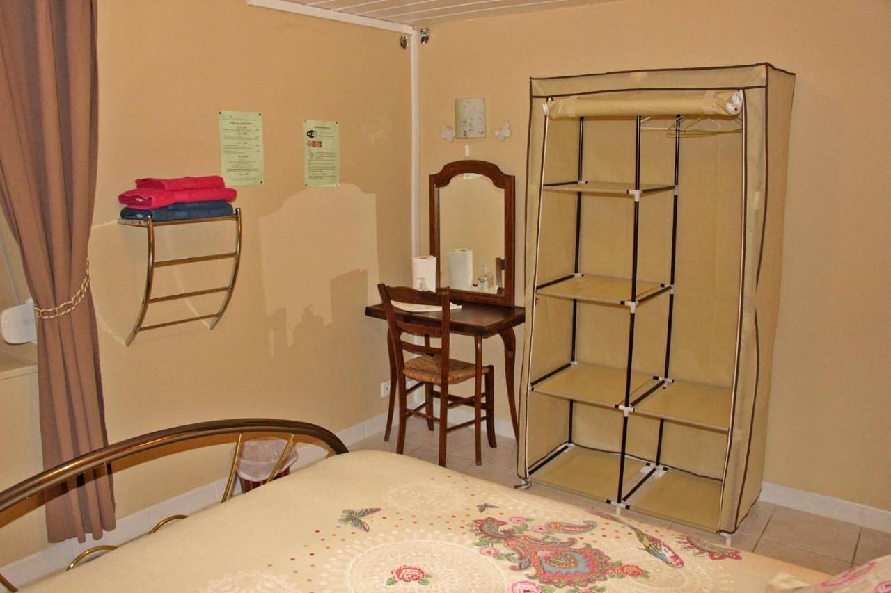 Queen Room with Garden View in Blet, Saint-Amand-Montrond