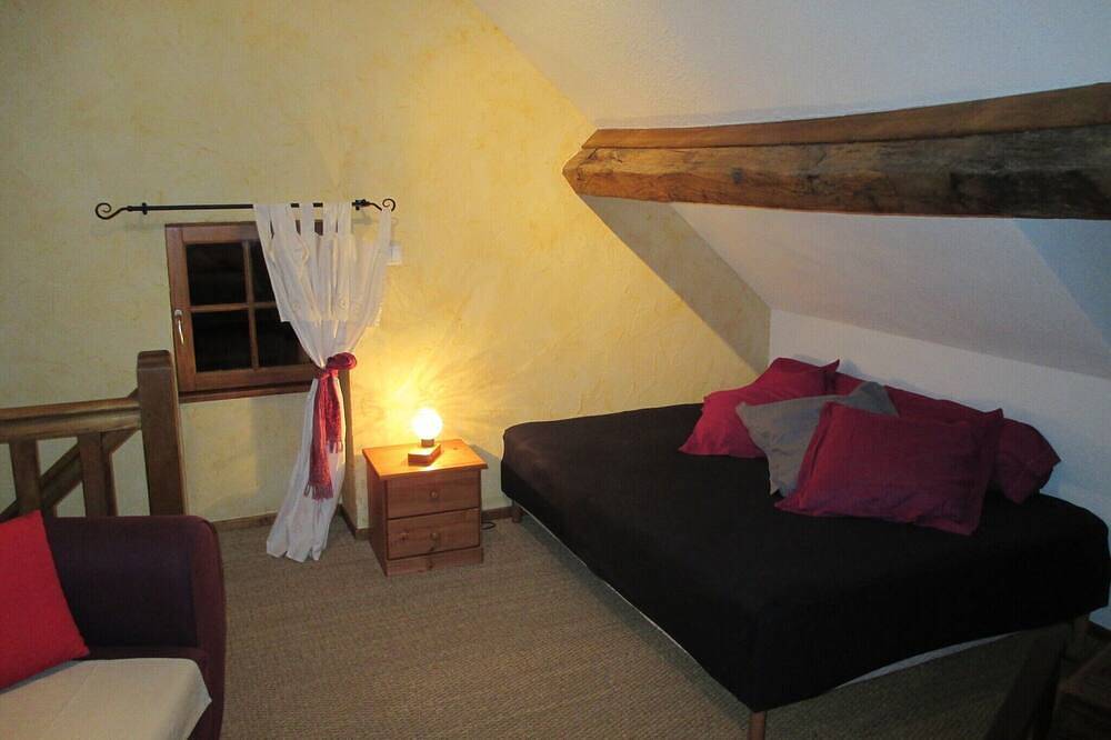 Holiday Home in Isenay near Lake and Forest in Isenay, Nièvre