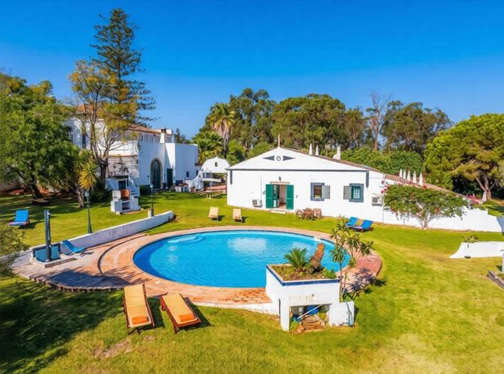 Apartamento para 3 personas, con jardín además de vistas al mar y piscina en Moncarapacho