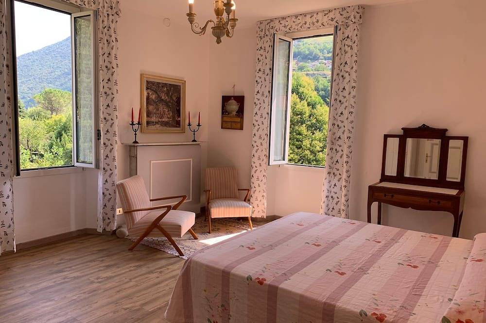 Ganze Wohnung, Osteno: Wohnung mit Garten und privatem Zugang zum See in alten Villa in Osteno, Claino con Osteno