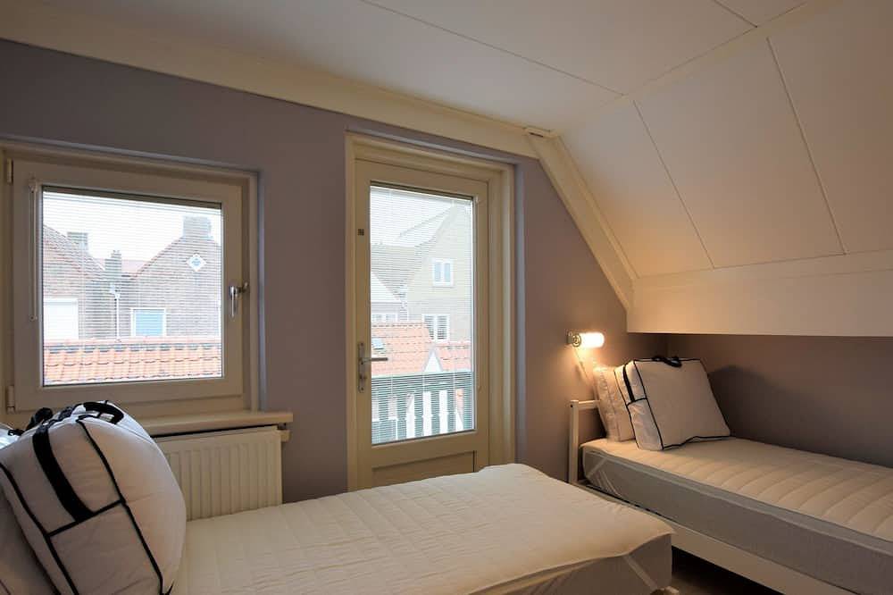 Rijtjeshuis nabij het strand van Katwijk en het centrum in Katwijk, Nederlandse Noordzeekust