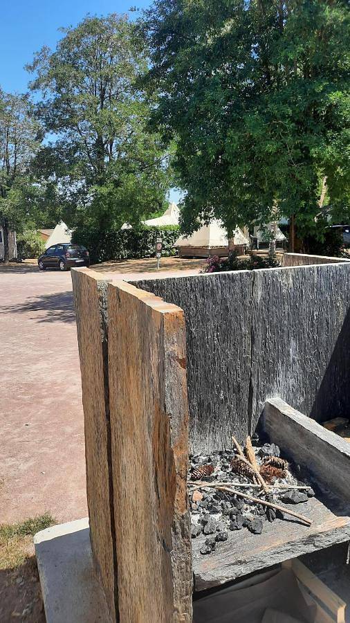 Location de vacances pour 4 personnes, avec vue ainsi que terrasse et piscine à Argenton-les-Vallées - 3