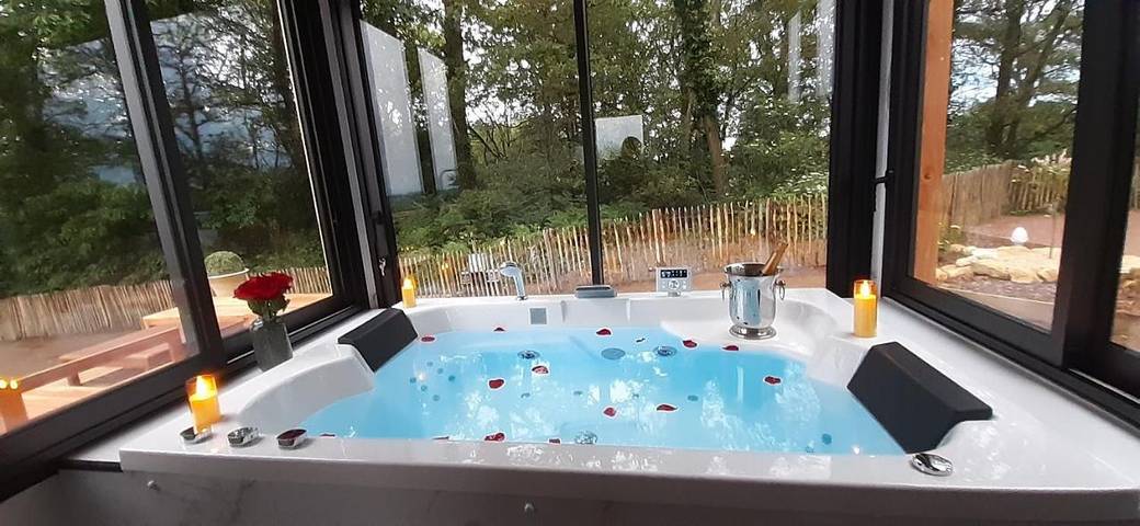 Gîte pour 4 personnes, avec jardin ainsi que terrasse et jacuzzi à Rouez - 2