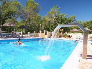 Tente pour 4 personnes, avec jacuzzi et bassin pour enfant dans le Var