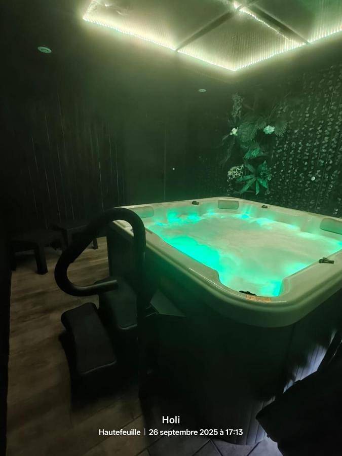 Gîte pour 4 personnes, avec jacuzzi dans Hautefeuille
