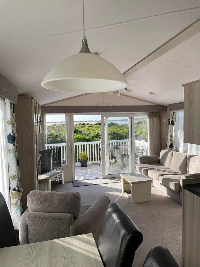 Camping for 6 people, with pool and lake view as well as garden and view in Sussex