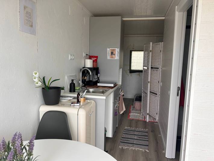 Entire holiday apartment, Tiny House with Shared Pool, Wi-Fi, and Air Conditioning in Setúbal Peninsula