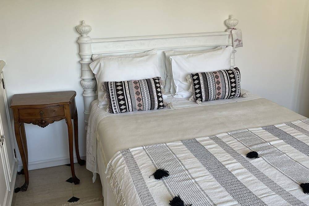 Family Villa in Lisbon,heated pool,elevator,parking,6 bedrooms,sleeps 14 in Lisbon, Costa de Lisboa