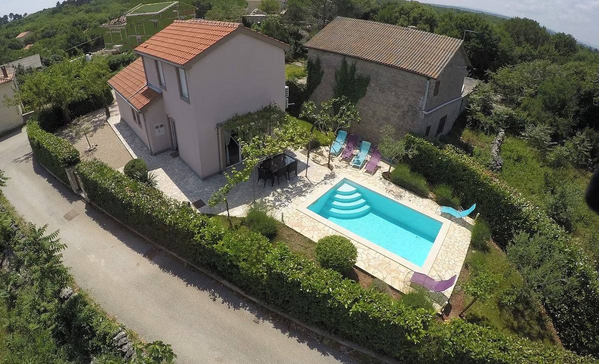 Luxuriöse Villa mit Pool in einer grünen Oase. in Lakmartin, Krk