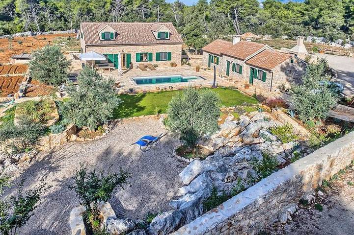 Villa pour 12 personnes, avec piscine ainsi que jardin et balcon, animaux acceptés à Stari Grad