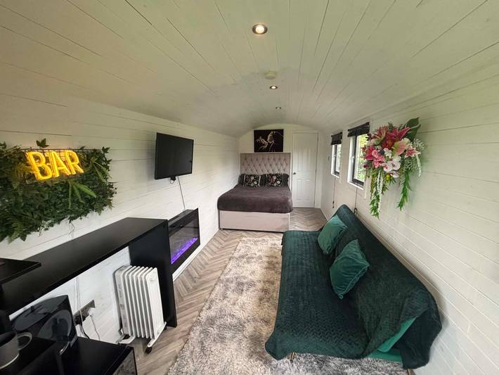 Log cabin for 3 people, with garden and balcony as well as hot tub, child-friendly in Northern Ireland