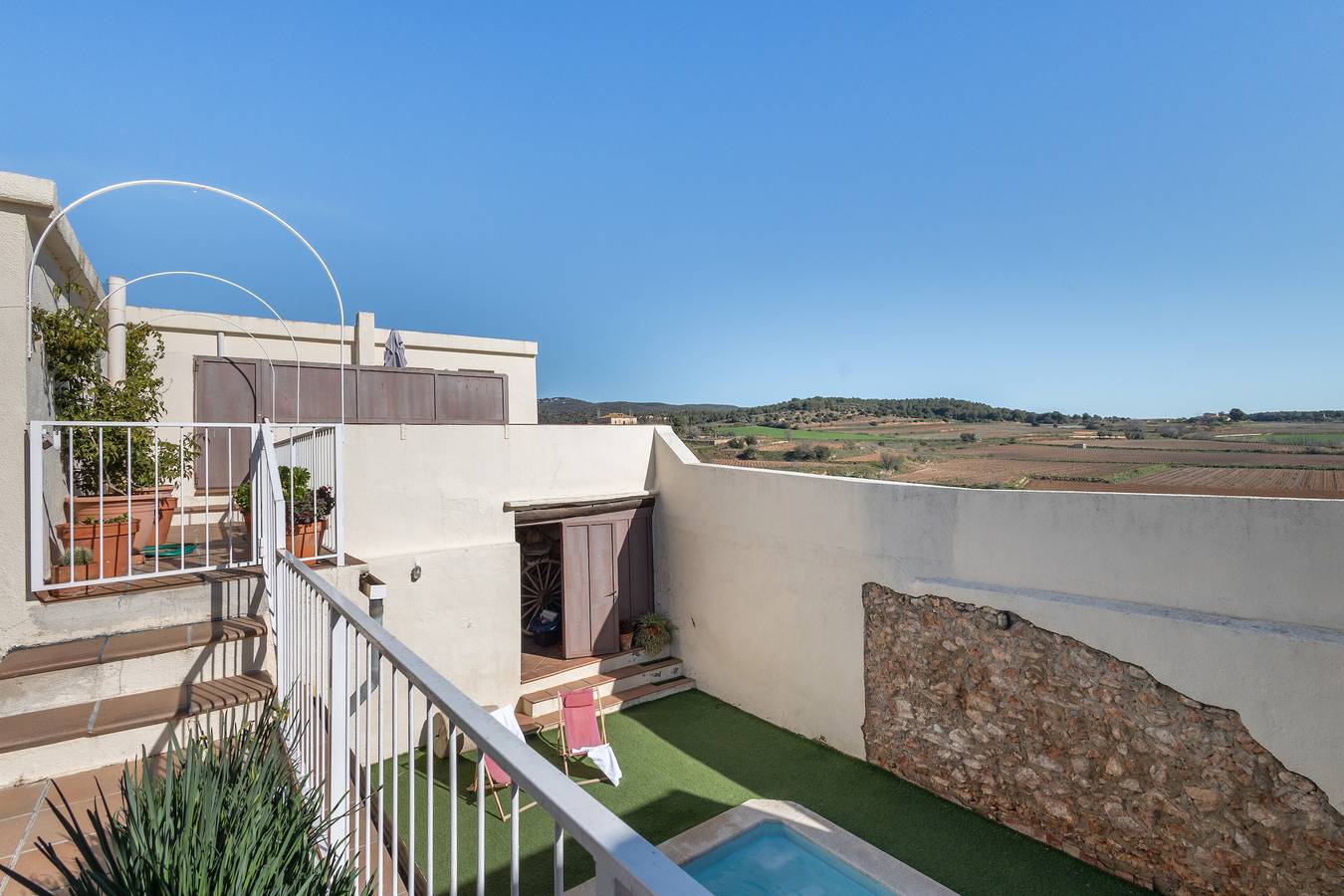 Casa rural 'Cal Cabrer' con vistas a la montaña, piscina privada y Wi-Fi in San Jaime dels Domenys, Penedes DO