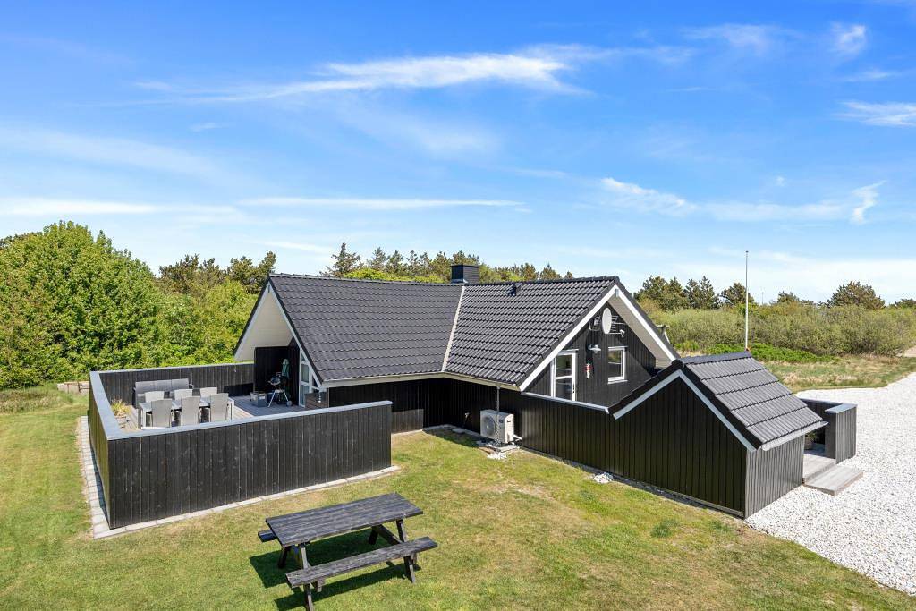 Kleines, buntes Ferienhaus mit Sauna & Kamin am Meer in Søndervig, Holmsland Klit