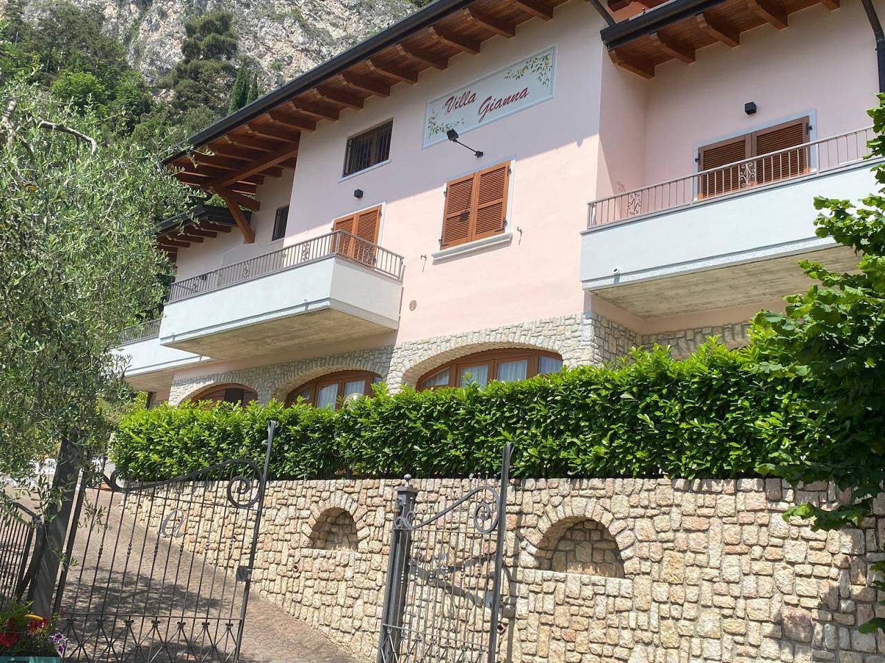 Ganze Wohnung, Residenz Villa Gianna Dreizimmer-Dachwohnung mit Seeblick für 4 Personen in Limone sul Garda, Gardasee-Berge
