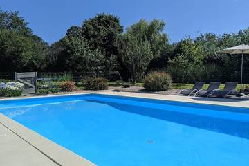 Gîte pour 8 personnes, avec terrasse ainsi que jardin et piscine à Vesly