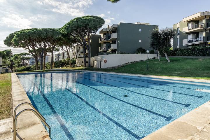 Apartamento entero, Apartamento 'Villa Rocío' con vistas al mar, piscina compartida y Wi-Fi in Calella de Palafrugell, Palafrugell