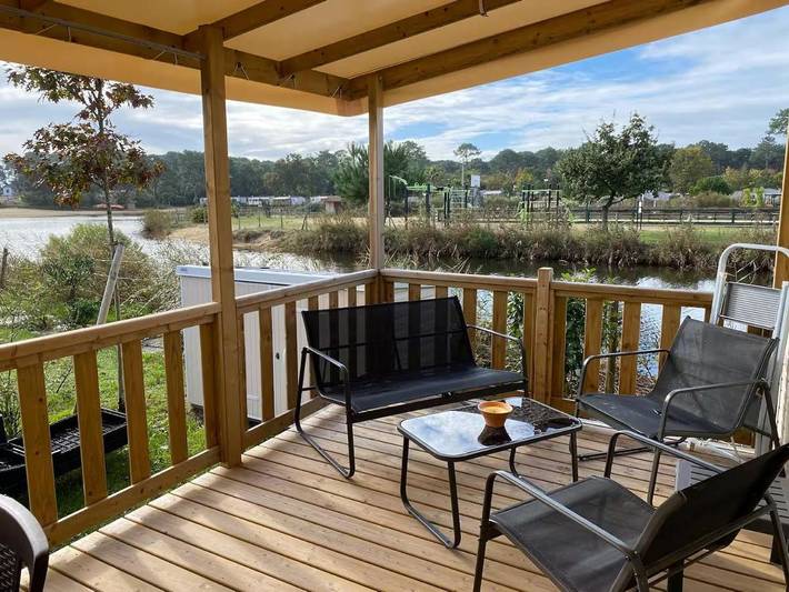 Camping pour 4 personnes, avec Jacuzzi et Terrasse ainsi que Jardin et Piscine au Cap Ferret