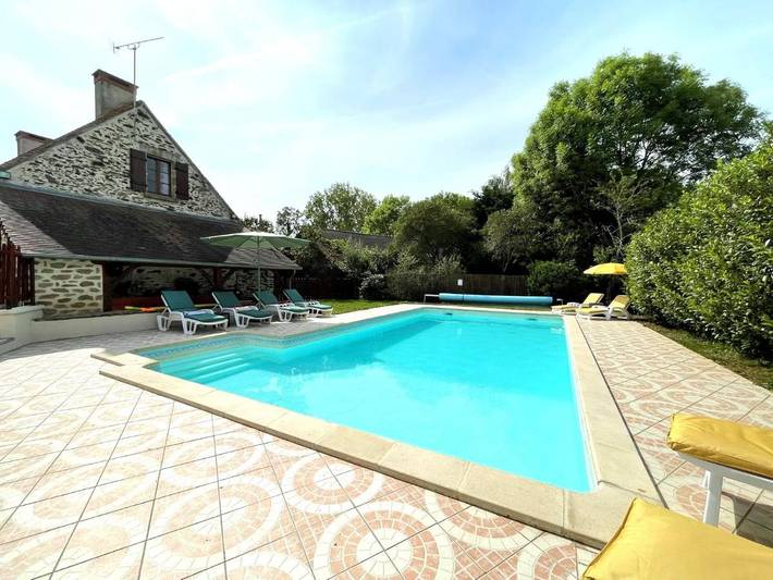 Location de vacances pour 8 personnes, avec jardin et piscine à La Châtre-Langlin