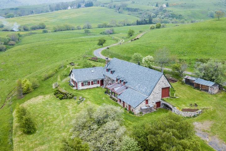 Gîte pour 4 personnes, avec jardin et terrasse à Chambon-sur-Lac - 2