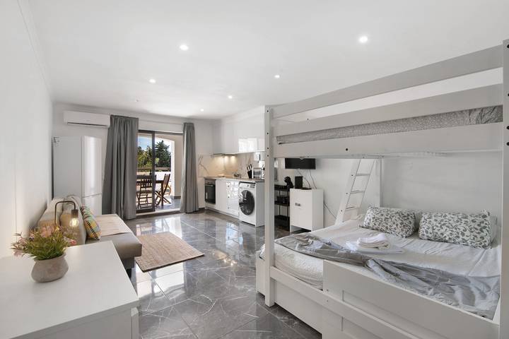 Apartamento inteiro, Apartamento 'Magnificent Beach' com piscina partilhada, Wi-Fi e ar condicionado in Monte Choro, Albufeira e Olhos de Água