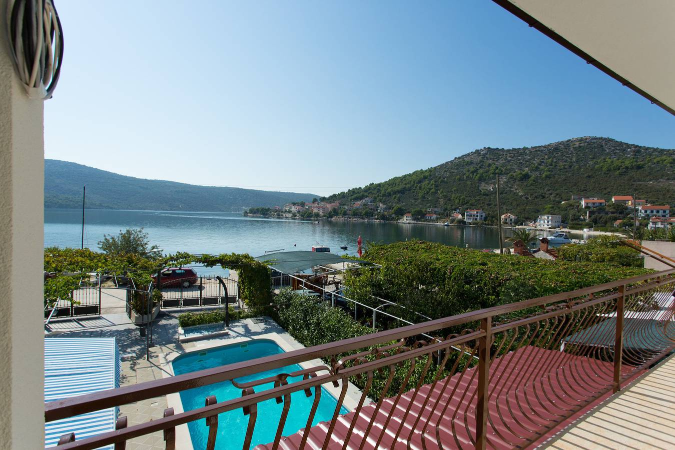 Beachfront Holiday Home with pool Mami in Poljica, Split-Dalmatië