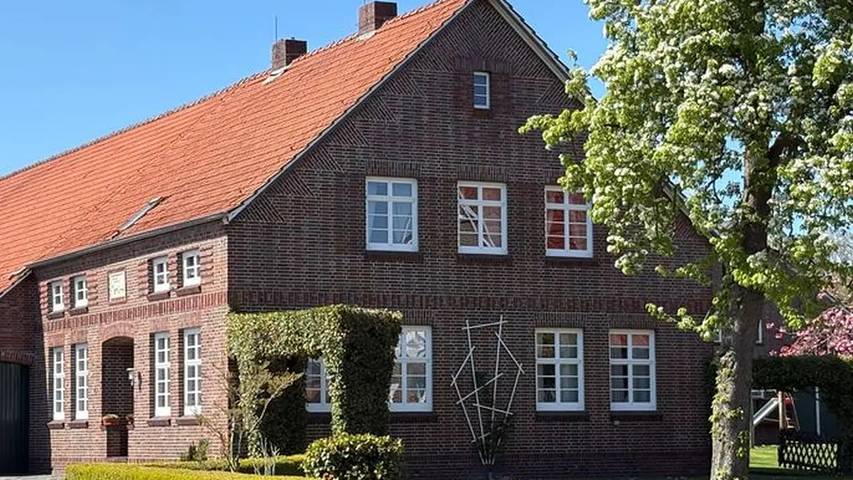 Ferienhaus für 9 Personen, mit Terrasse und Garten in Uplengen