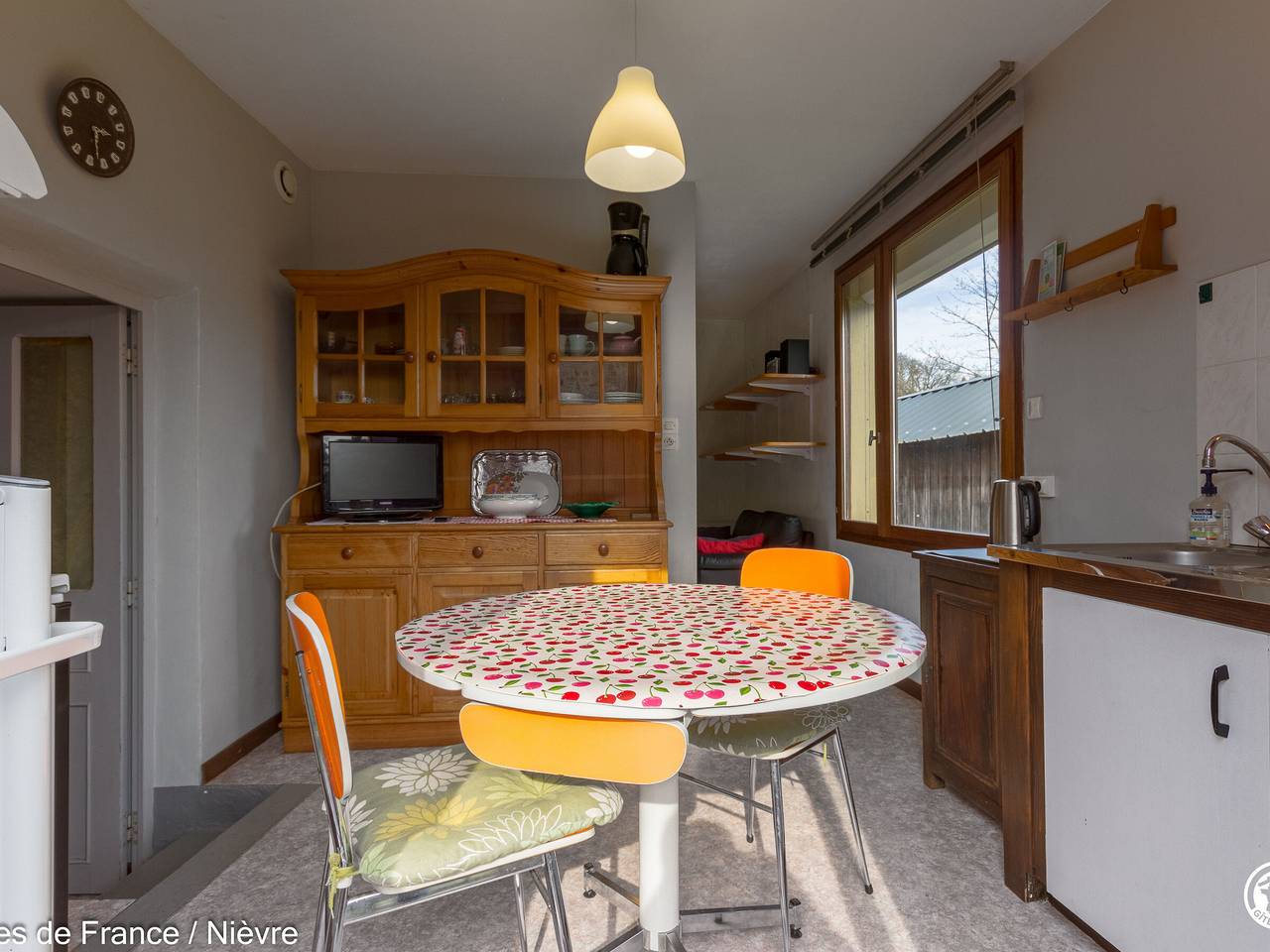 Gîte médiéval avec détente spa, salle cinéma, Wifi et animaux admis in Saint-Péreuse, Parc naturel régional du Morvan