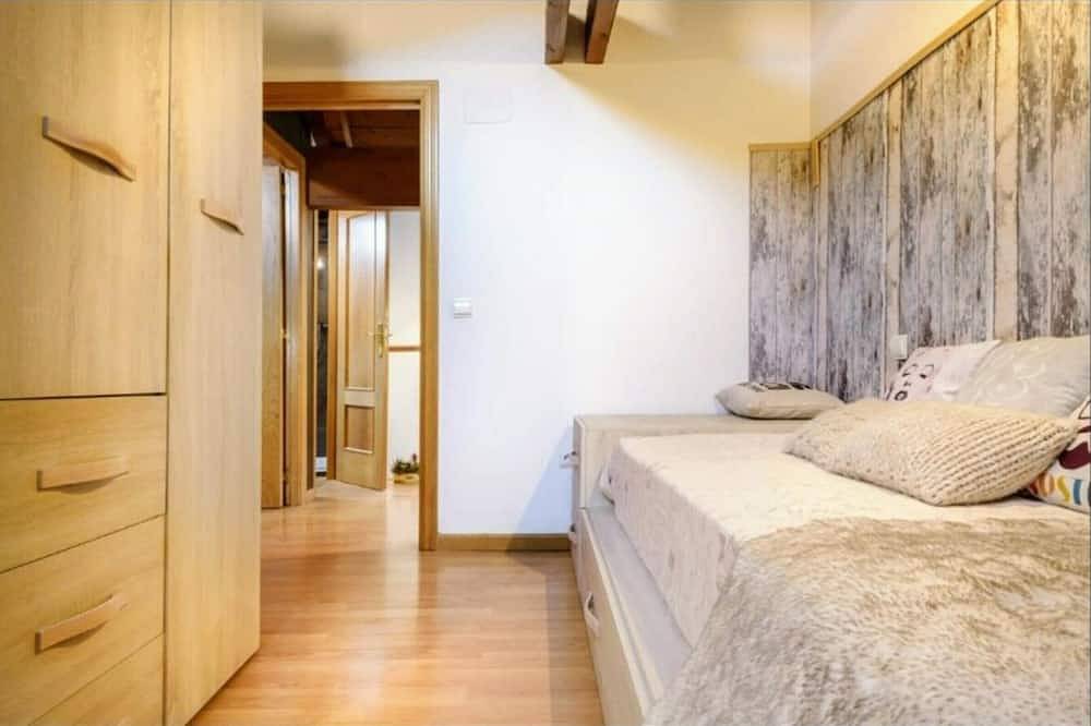 Entire apartment, Cozy Mountain-Style Apartment with Fireplace, 15 mins from Jaca in Jaca, Spanish Pyrenees