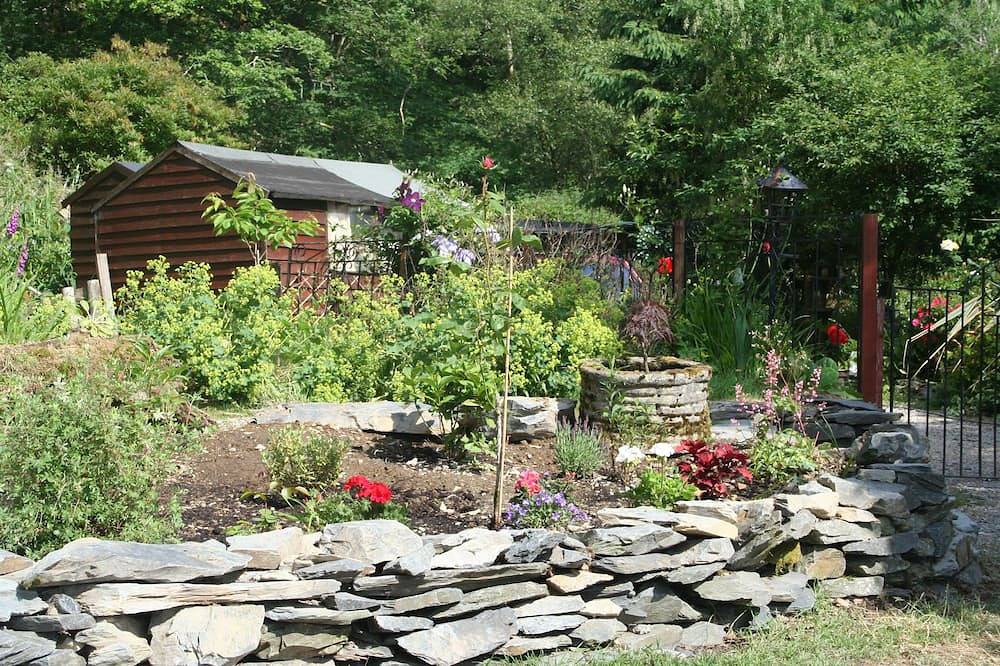 Caravan own private garden. lit car park, secluded open aspect, Mountain views. in Snowdonia
