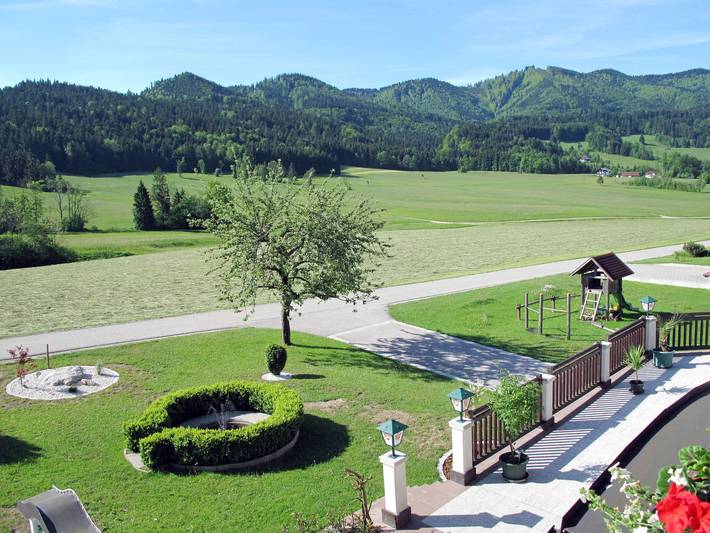 Ferienwohnung für 4 Personen, mit Balkon und Garten am Attersee - 2