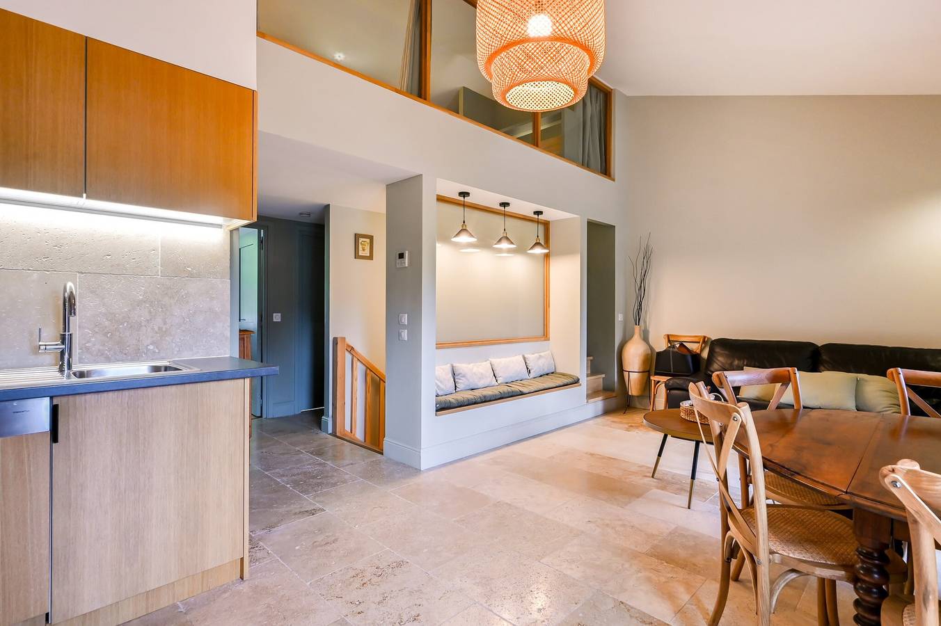 Entire apartment, Gîte “L’écrin du Château de Jouques” with Mountain View, Wi-Fi, and Air Conditioning in Gémenos, Mediterranean Coast (France)