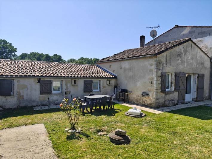 Location de vacances pour 5 personnes, avec jardin à Ardillières - 2