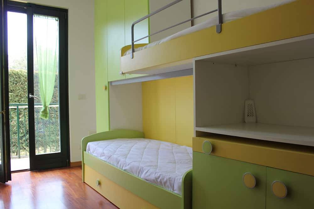 Ganze Wohnung, Apartment in residence with swimming pool. Private garden in Caprino Veronese, Gardasee-Berge