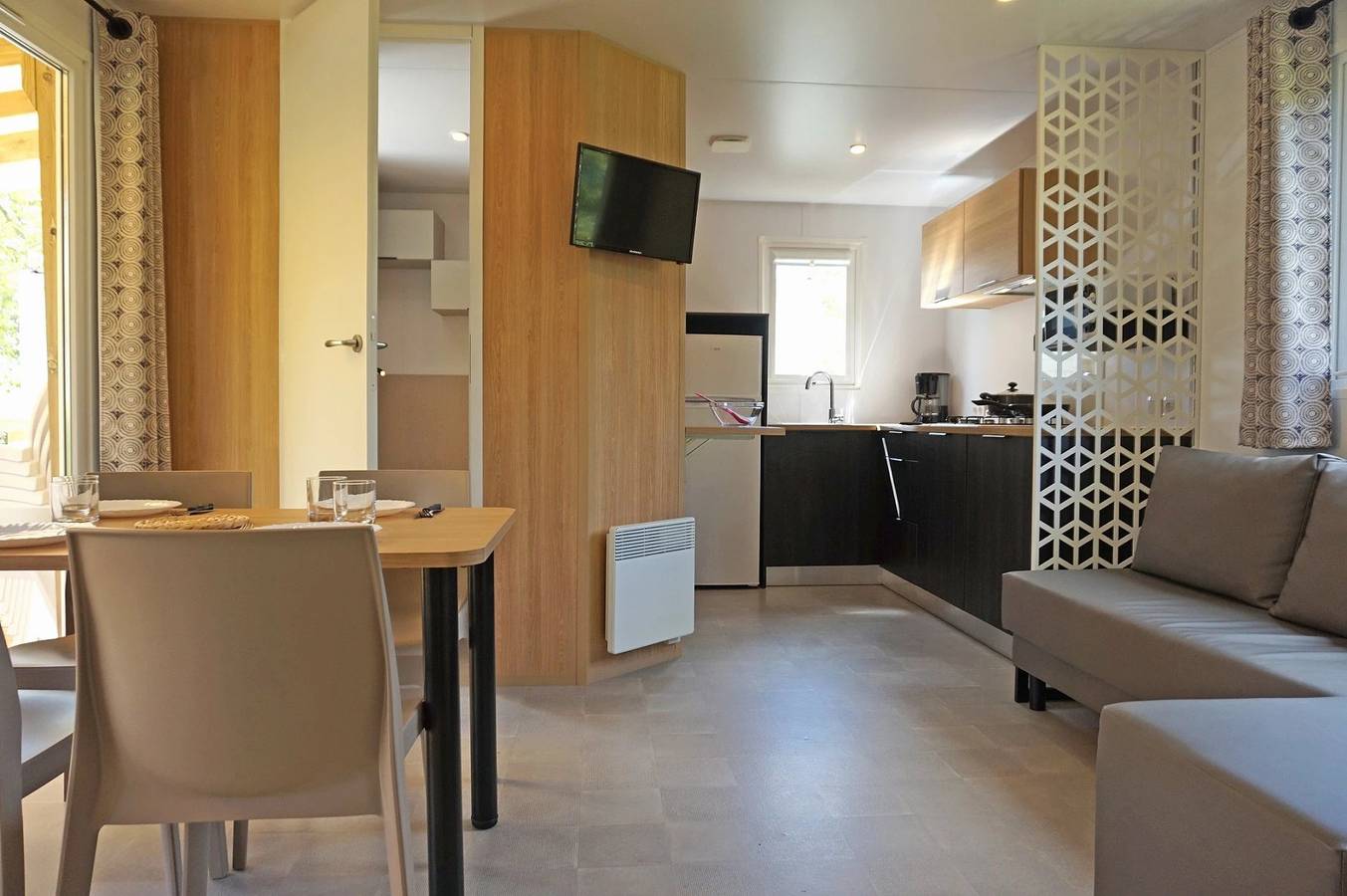 Zecamping 4* avec club enfant piscine couverte 1km plage dog friendly in Givrand, Vallée de la Loire