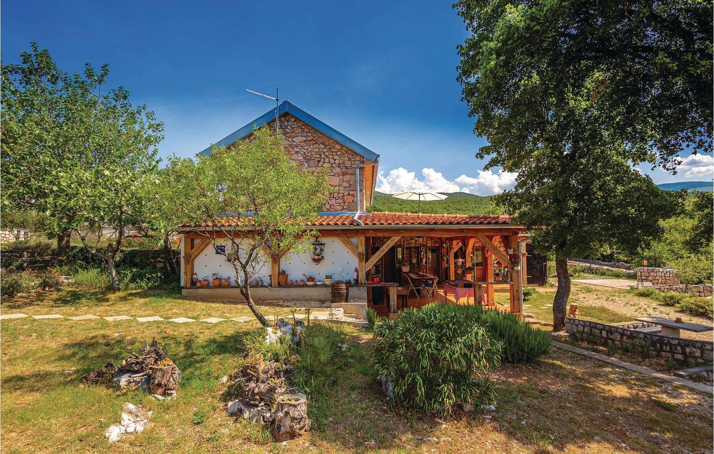 Charmante 2-Zimmer-Wohnung mit Pool und Terrasse in der Nähe von Novi Vinodolski in Novi Vinodolski, Primorje-Gorski Kotar