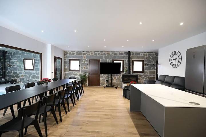 Casa rural para 16 personas, con Balcón y Terraza además de Jardín y Piscina en Tolbaños - 2