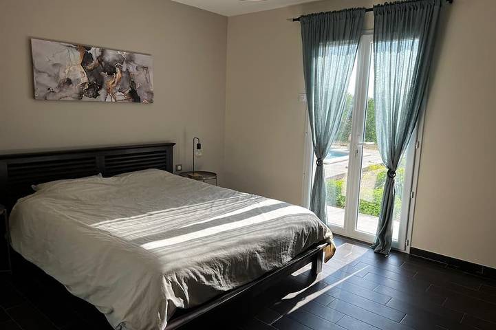 Location de vacances pour 8 personnes, avec jardin ainsi que piscine et terrasse, animaux acceptés à Pontours - 2