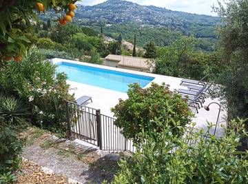 Gîte pour 2 personnes, avec jardin ainsi que piscine et terrasse dans les Alpes maritimes