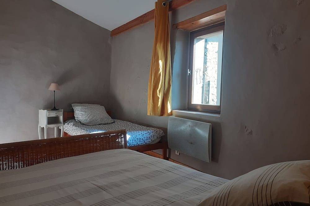 House in quiet Drôme village, 2 bedrooms, 2-6 pers, pets welcome! in Ponet-et-Saint-Auban, Parc naturel régional du Vercors