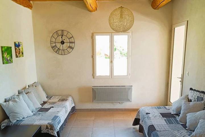 Villa Garance climatisée (chambre et séjour cuisine) in Le Barroux, Parc naturel régional du Mont-Ventoux