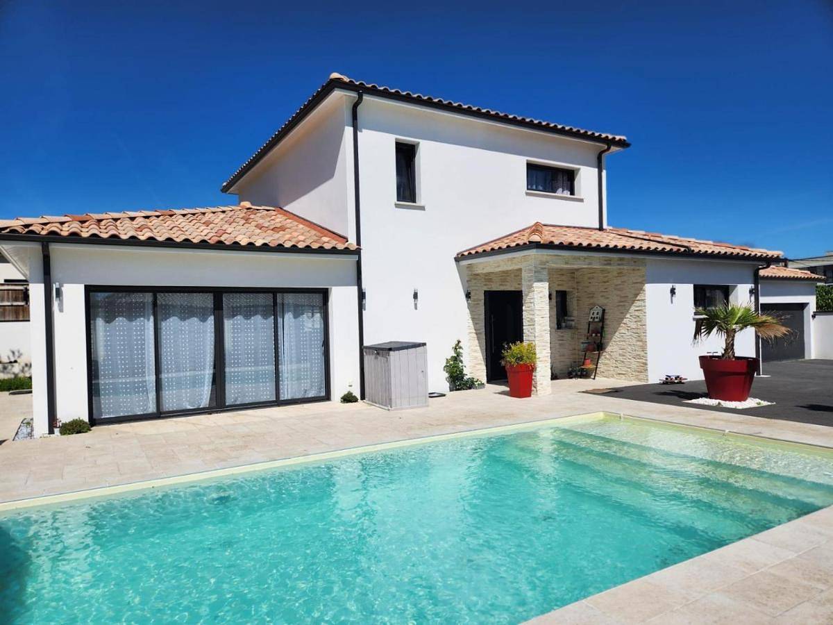 Three-Bedroom Villa in Saint-André-de-Cubzac, Région de Blaye