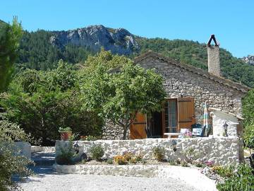 Gîte pour 6 personnes, avec piscine ainsi que terrasse et jardin, animaux acceptés à Sahune