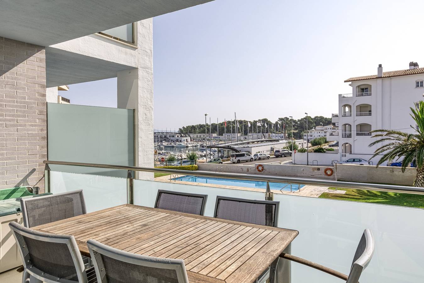 Apartamento entero, Apartamento 'Apartamento Moll Con Piscina' con vistas a la montaña, piscina y aire acondicionado in La Escala, Alt Empordà