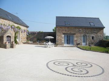 Gîte pour 4 personnes, avec terrasse ainsi que jardin et piscine à Ploumilliau