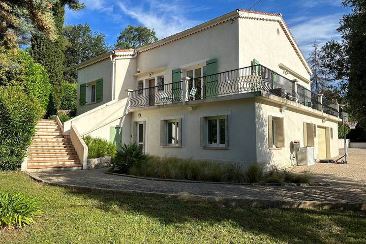 Location de vacances pour 10 personnes, avec piscine ainsi que balcon et jardin, adapté aux familles à Le Rouret - 2