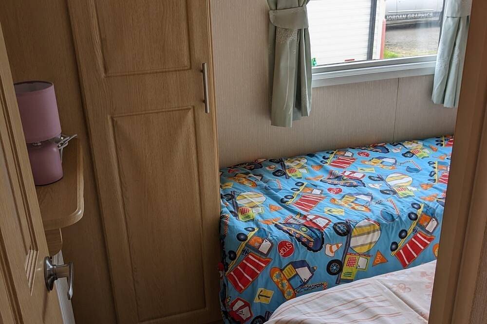 Pet friendly 2 bed caravan in coopers beach in Mersea Island, Colchester
