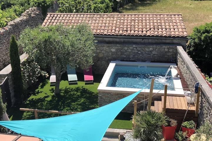 Location de vacances pour 12 personnes, avec balcon ainsi que jacuzzi et jardin à Saint-Remèze