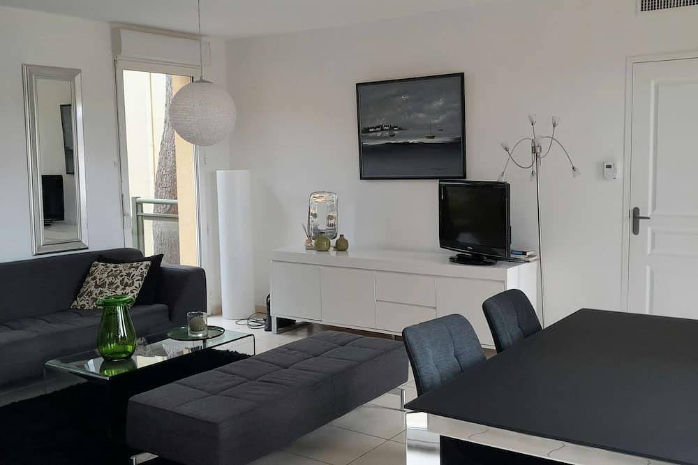 Apartamento entero, Apartamento All Comfort Climatise Terraza Jardin Piscina Playa Y Puerto Con Pies / 6 Personas. in Le Brusc, Six-Fours-les-Plages